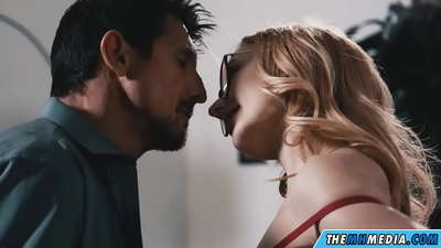 Ho kopanela liphate ka maikutlo a lerato le blonde ea slutty